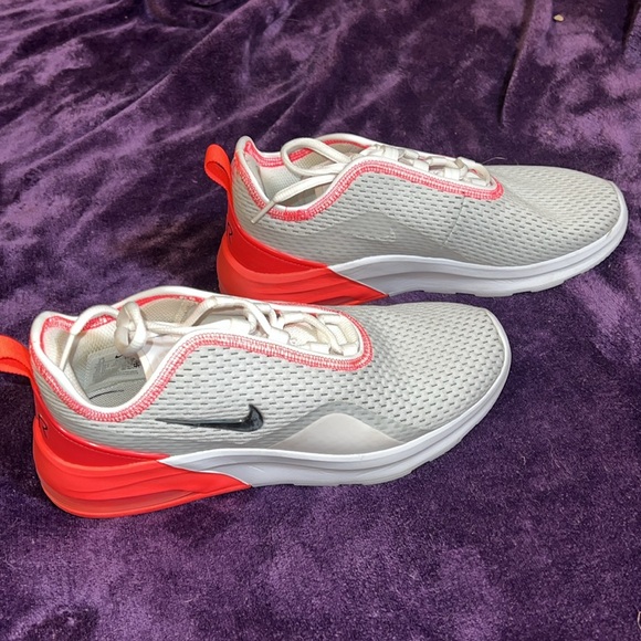 Nike Women’s Air Max Motion 2 White Flash Crimson W7 Size 7.5. - Picture 2 of 5